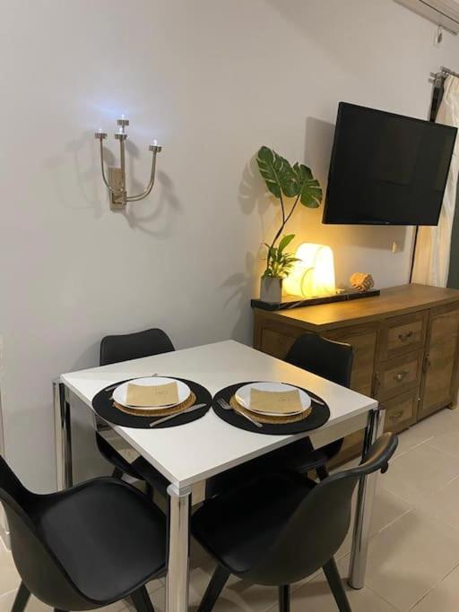 Studio In The Center, 2 Mins From The Beach Loutráki Exterior foto
